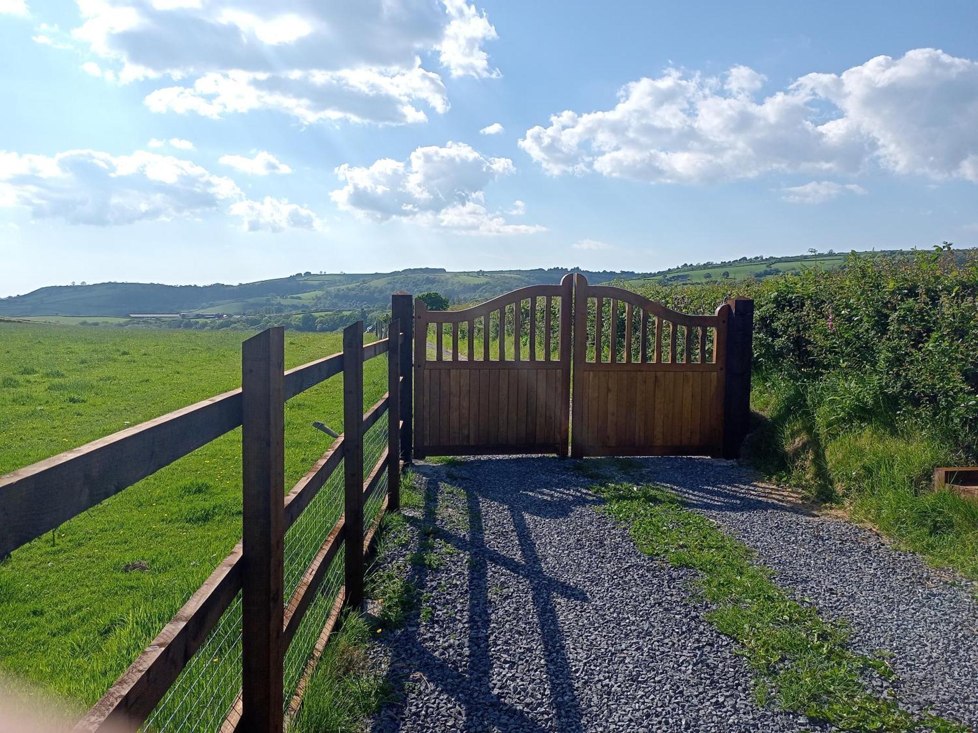 Oak Tree Farm Hotell Llanfynydd Eksteriør bilde